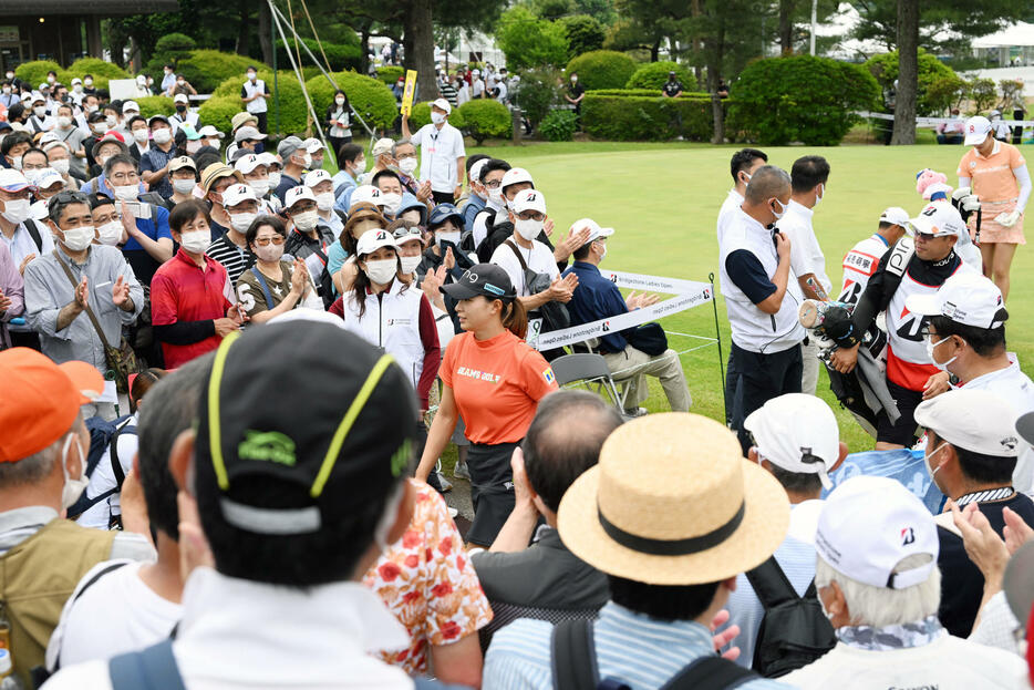 渋野日向子は注目の日本凱旋試合で通算3オーバーで1打及ばす、まさかの予選落ち(写真・日刊スポーツ／アフロ）