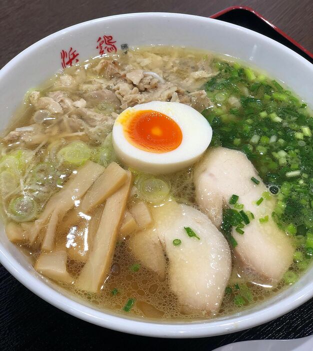 現在の看板商品である「浜鶏ラーメン」。鶏ガラスープに鶏チャーシュー、卵と、鶏にこだわった一品。青ネギと白ネギの食感の違いも楽しめる。価格は税込み820円（写真：鳥藤提供）