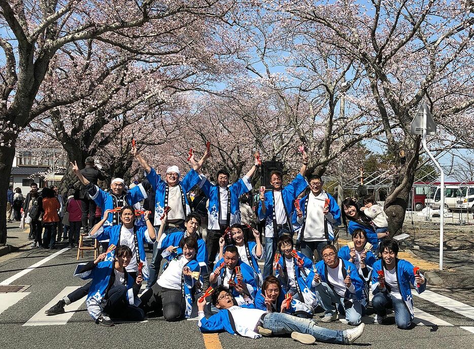富岡町で2019年に開かれた「桜まつり」で。中央で横たわっているのが鳥藤本店の藤田大社長（写真：鳥藤提供）