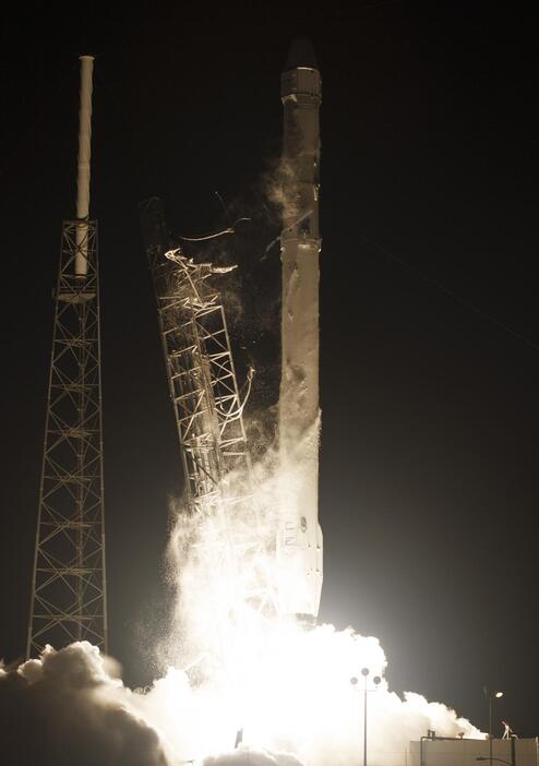 国際宇宙ステーションに補給物資を届ける無人宇宙船を打ち上げ（ロイター/アフロ）