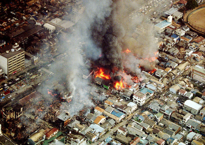 阪神・淡路大震災、当時の被害状況＝1995年1月（Fujifotos/アフロ）