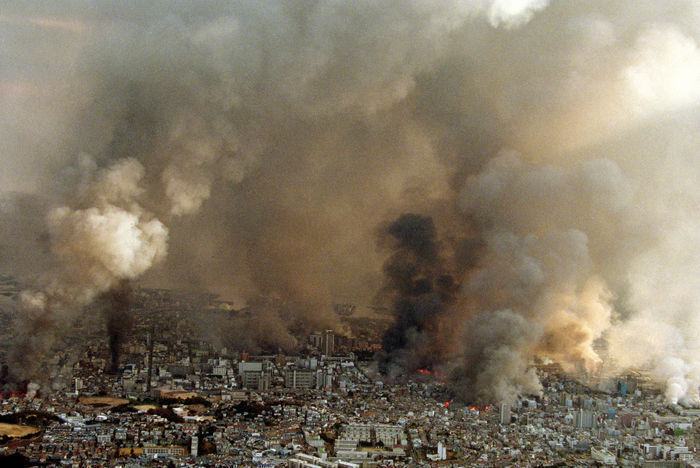 阪神・淡路大震災、当時の被害状況＝1995年1月（Fujifotos/アフロ）