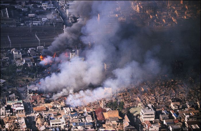 阪神・淡路大震災、当時の被害状況＝1995年1月（KURITA KAKU/GAMMA/アフロ）