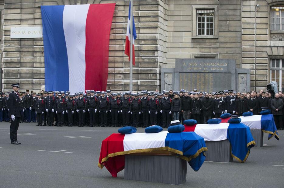 フランス紙襲撃テロ事件 犠牲になった警官を追悼＝1月13日（ロイター/アフロ）