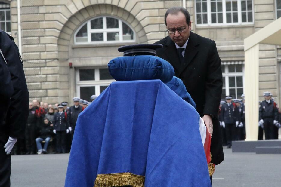 フランス紙襲撃テロ事件 犠牲になった警官を追悼＝1月13日（代表撮影/ロイター/アフロ）