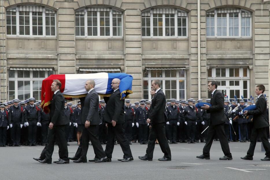 フランス紙襲撃テロ事件 犠牲になった警官を追悼＝1月13日（代表撮影/ロイター/アフロ）