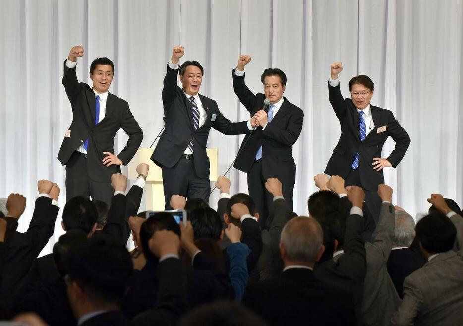 [写真]18日に行われた民主党代表選は、岡田克也氏が決選投票で細野豪志氏を破って新代表に選出された
