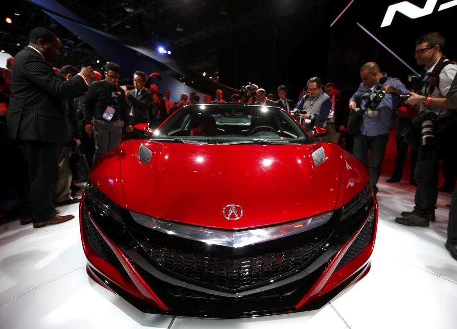 北米国際自動車ショーで世界初公開されたホンダの「NSX」＝12日、デトロイト（ロイター/アフロ ）