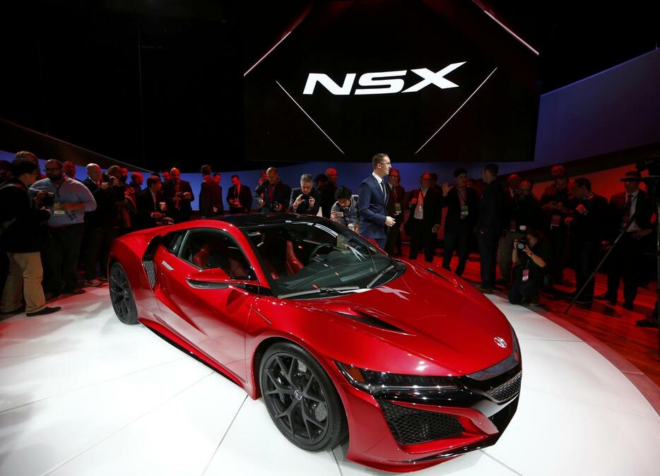 北米国際自動車ショーで世界初公開されたホンダの「NSX」＝12日、デトロイト（ロイター/アフロ ）