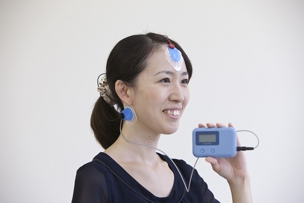 [写真]額と耳の後ろの2か所に電極を貼り付けるだけで睡眠時脳波を測定できるのが特色