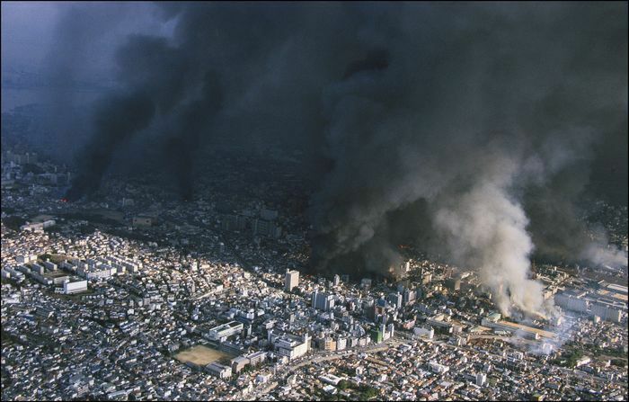 阪神・淡路大震災、当時の被害状況＝1995年1月（KURITA KAKU/GAMMA/アフロ）