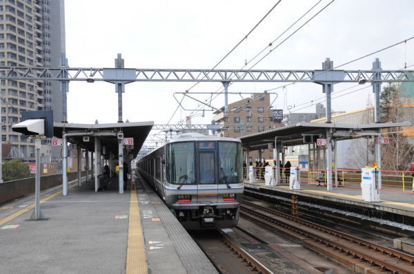 震災後に再建されたJR六甲道駅。現在はホームドアの試験も行われている