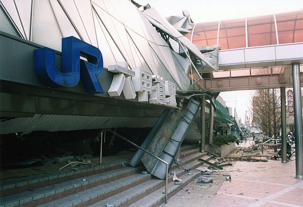 [写真]1995年1月に撮影されたJR六甲道駅（神戸市提供）