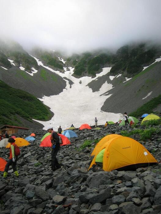 [写真]夏の北ア・涸沢カール。冬は山小屋も閉まり雪崩が襲う