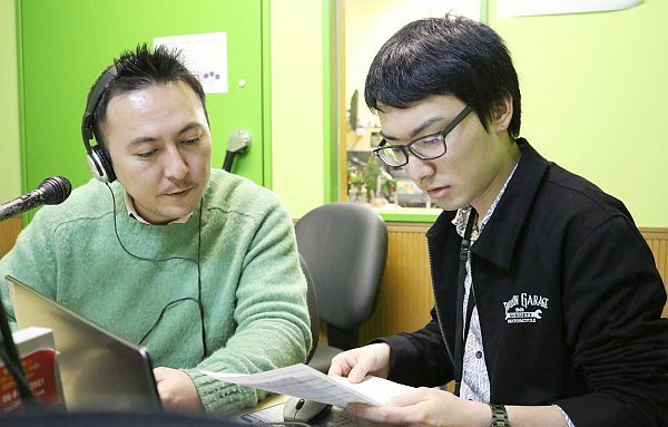 [写真]仲野博文さん（左）と震災を知らない世代の小田正隆さん＝兵庫県尼崎市で