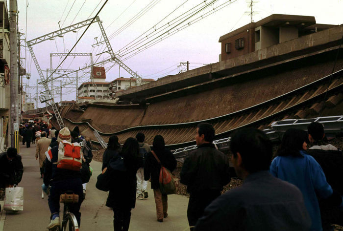 阪神・淡路大震災、当時の被害状況＝1995年1月（Fujifotos/アフロ）