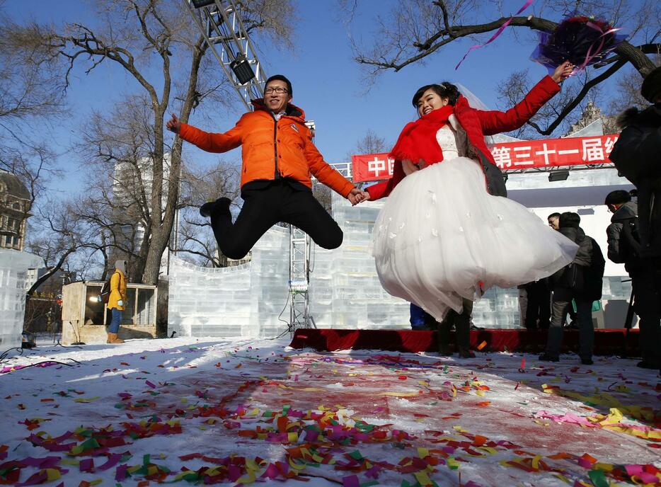 雪上の結婚式＝1月6日（ロイター/アフロ）