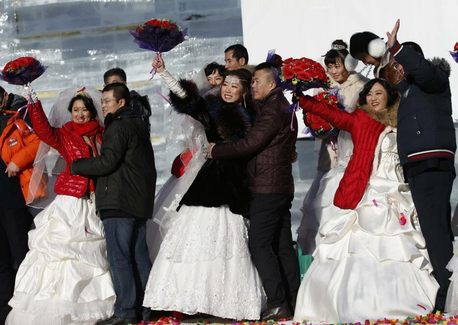 雪上の結婚式＝1月6日（ロイター/アフロ）