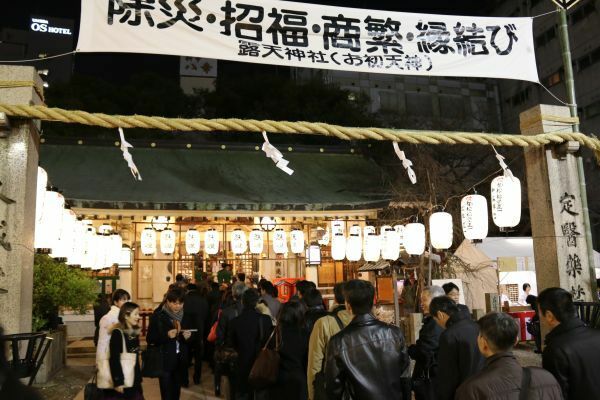 [写真]願うは「商売繁盛」「除災招福」。多くの人たちが列をつくっていた＝5日午後6時10分ごろ、大阪市北区で