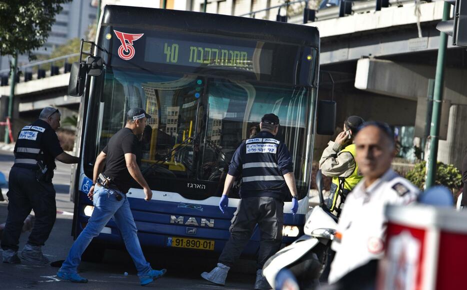 パレスチナ人の男がバス乗客らを切りつけ、イスラエル・テルアビブ＝1月21日（ロイター/アフロ）