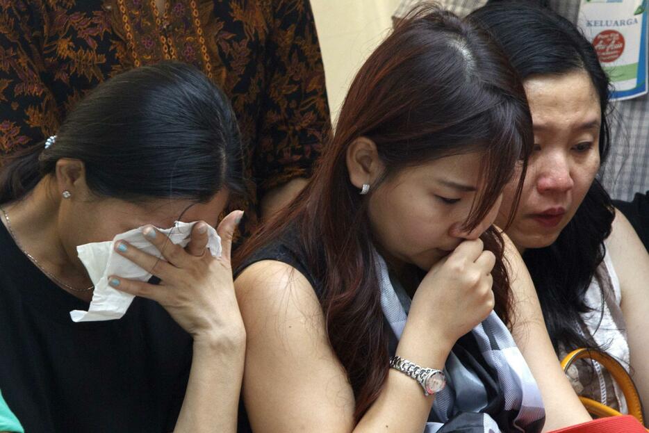 涙を流す犠牲者の家族＝2015年1月2日（ロイター/アフロ）
