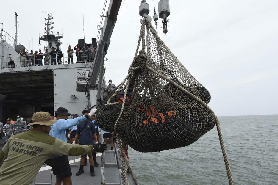 遺体を収容するインドネシア海軍＝2015年1月3日（代表撮影/ロイター/アフロ）