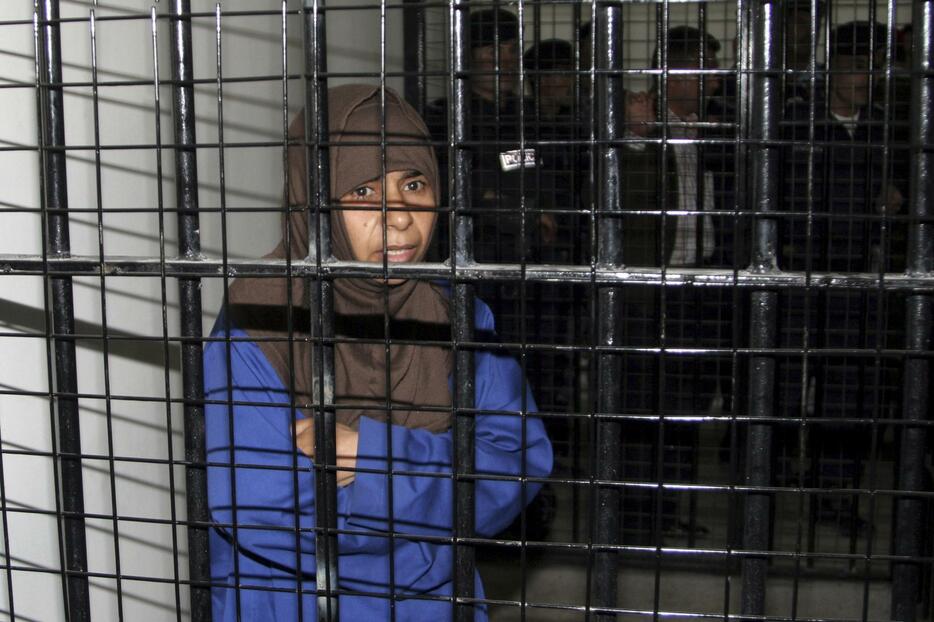 ヨルダンで収監中のサジダ・リシャウィ死刑囚＝2006年（ロイター/アフロ）