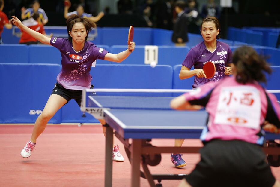 平野早矢香と女子ダブルス=1月15日（中西祐介/アフロスポーツ）