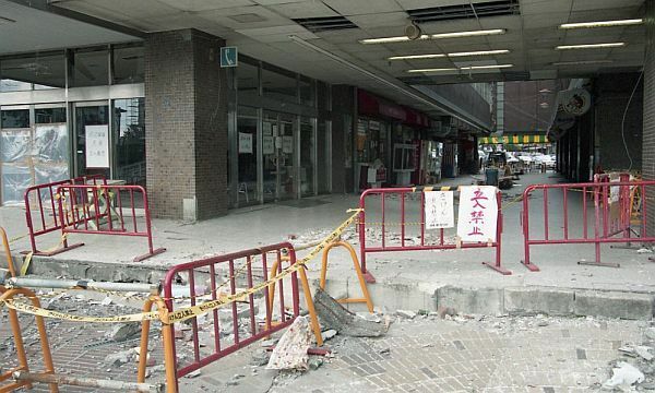 [写真]神戸市須磨区のラジオ関西ホール。この2階にスタジオがあったが、大変な状態だった（1995年2月10日撮影、神戸市提供）