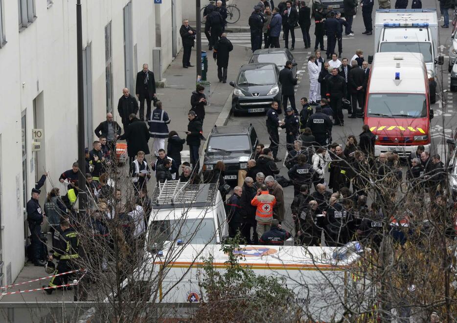 仏週刊紙「シャルリー・エブド」のパリ事務所で銃撃、死者多数。犯人は逃走＝2015年1月7日