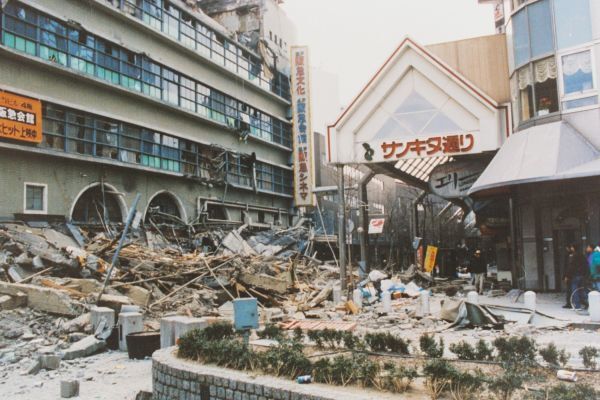 [写真]1995年1月、神戸市中央区阪急会館前（神戸市提供）