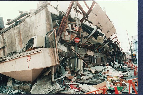 [写真]1995年撮影、灘区阪神電車西灘駅付近の線路の倒壊（神戸市提供）