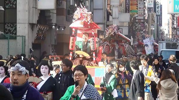 [写真]宗右衛門町に響く「ほえかごー」の掛け声。中村鴈治郎登場にミナミは沸いた＝10日午前10時20分ごろ、大阪市中央区で