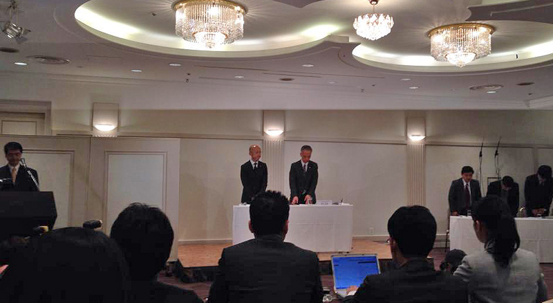 [写真]異物混入問題で会見に臨んだ日本マクドナルドHDの青木岳彦取締役（右）ら＝1月7日午後、都内