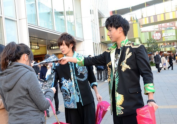 [写真]宣伝活動のため金山駅前でチラシ配り。レギュラー番組や新聞・雑誌の連載を持つ彼らは、道行く人に度々「ボイメンだ！」と声をかけられる姿が見られた