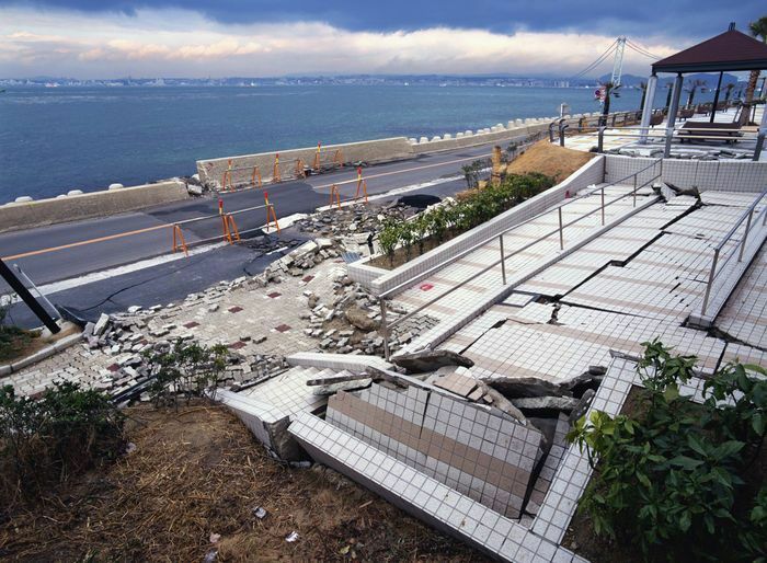 阪神・淡路大震災、当時の被害状況＝1995年1月（アフロ）