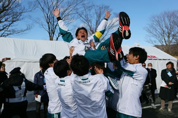 選手から胴上げをされる原監督（写真：日本スポーツプレス協会/アフロスポーツ）