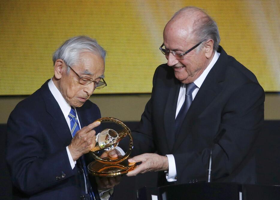 FIFA会長賞を受賞した90歳の現役サッカージャーナリスト・賀川浩さん＝1月12日（ロイター/アフロ）