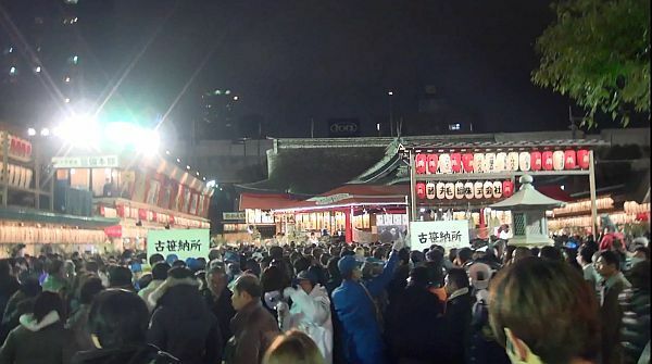 [写真]雨上がりの寒さの中、大勢の人が参拝に訪れた今宮戎神社＝9日午後8時半ごろ、大阪市浪速区で