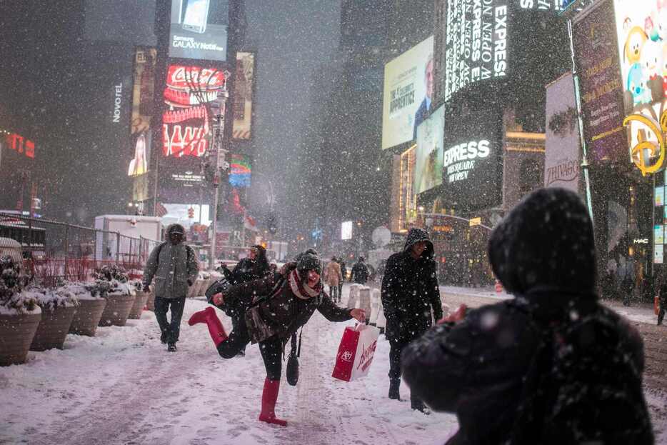 銀世界のタイムズスクエア＝1月26日（ロイター/アフロ）