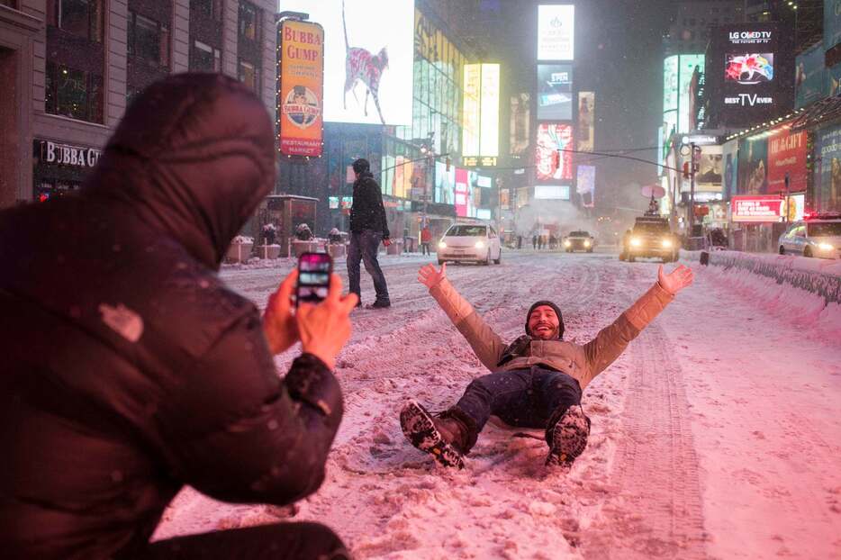 銀世界のタイムズスクエア＝1月27日（ロイター/アフロ）