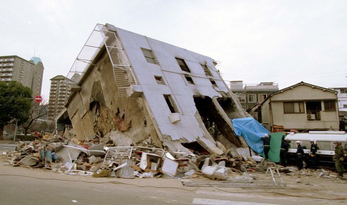 阪神・淡路大震災、当時の被害状況＝1995年1月（Fujifotos/アフロ）