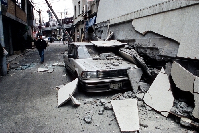 阪神・淡路大震災、当時の被害状況＝1995年1月（Haruyoshi Yamaguchi/アフロ）