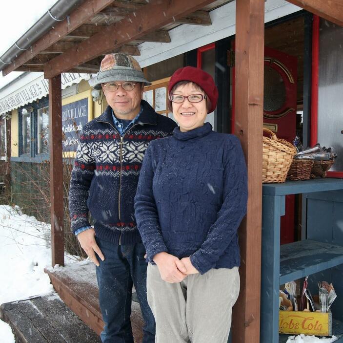 [写真]原村での「田舎暮らし」のカリスマ、友枝康二郎さんと奥様の圭子さん＝圭子さんが営む雑貨店『Heart Village』前で