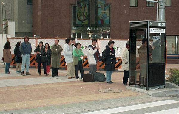 [写真]阪神淡路大震災当日、神戸市中央区加納町で撮られた公衆電話の行列（神戸市提供）