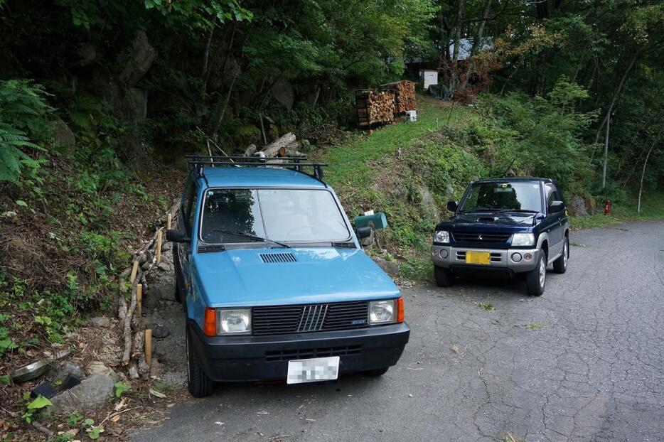 [写真]我が家は別行動が多いので夫婦で一台ずつ車を所有。車好きにとってこれは贅沢とも言えるが、日本では車を所有するだけで莫大なコストがかかる