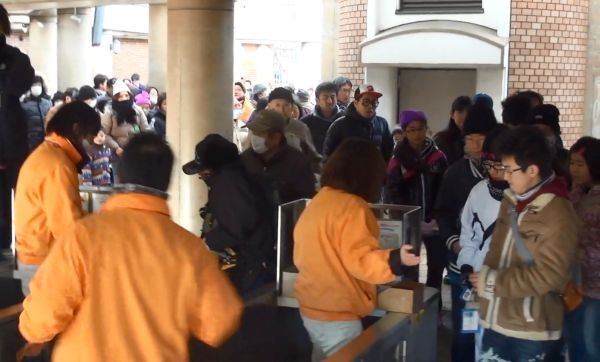 [写真]寒い中元気なシロクマをみて喜ぶ子どもら=1日午前9時半ごろ、大阪市天王寺区で