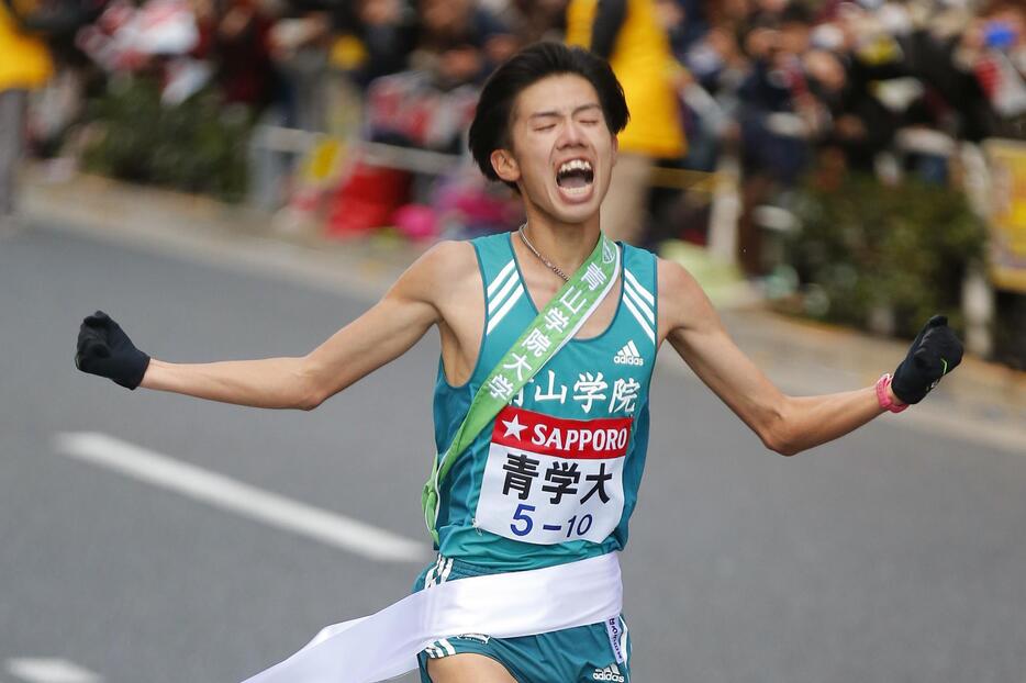 ゴールする青山学院大の安藤悠哉。総合タイム10時間49分27秒で初優勝。（中西祐介/アフロスポーツ）