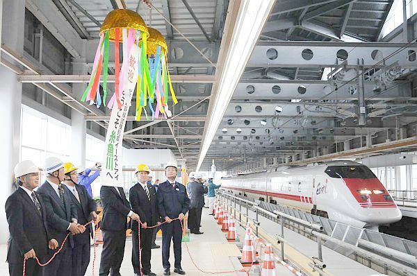 [写真]2013年12月に初めて試験列車が入線した北陸新幹線。いよいよ開業だ