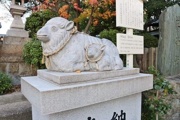 [写真]「羊神社」の境内に鎮座する、羊の親子像